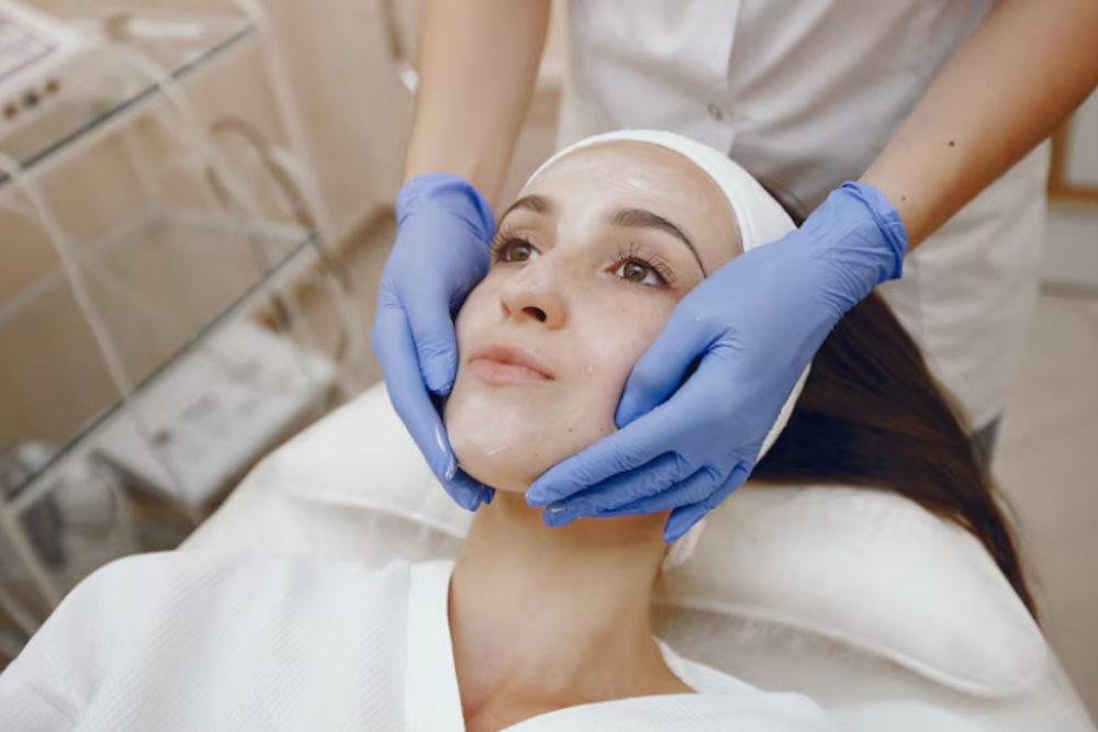 Coolifting facial treatment for instant skin glow and hydration